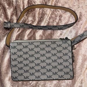 MICHAEL KORS
Bryant Small Metallic Signature Logo Convertible Pochette